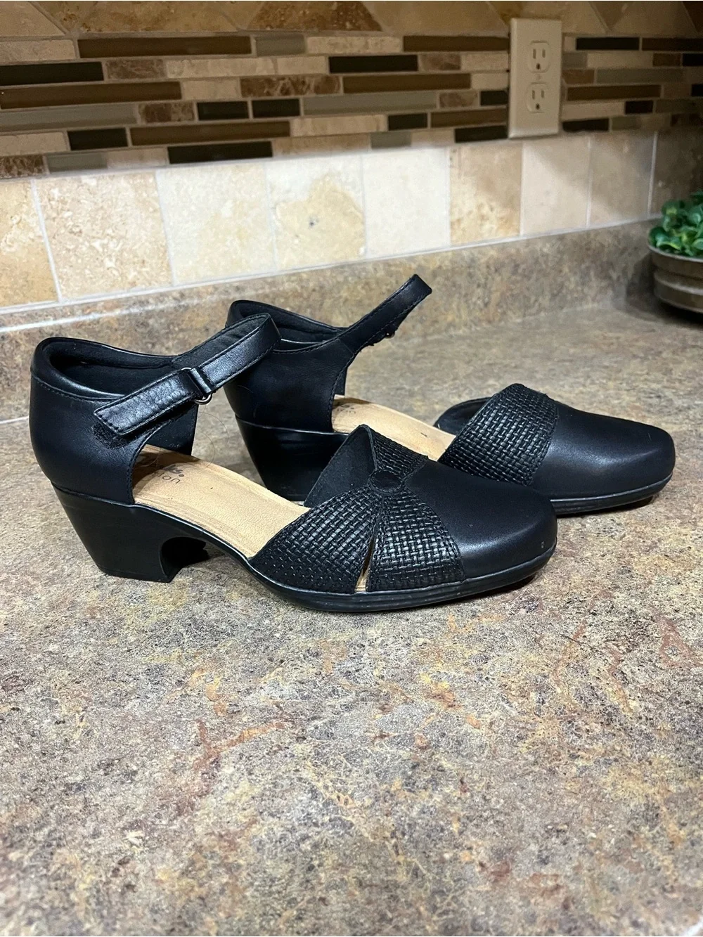 Clarks Women’s Black Leather Cutout Mary Jane Heels 8.5W Like New